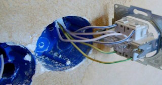 Монтаж проходного выключателя от 580 руб. в Арсеньеве
